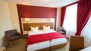 Desk, cots/infant beds, free WiFi, bed sheets - Hotel & Restaurant Wiggers (Bad Oldesloe)