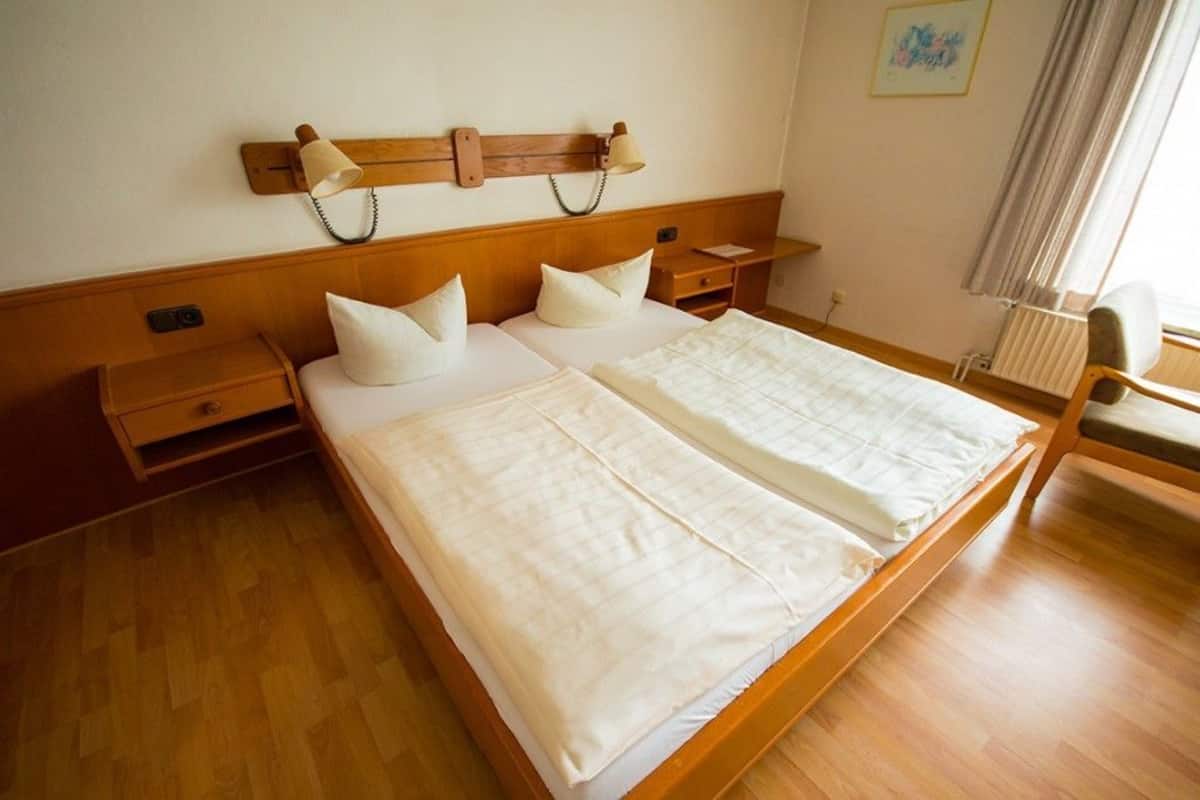 Habitación doble estándar | Escritorio, cunas, wifi gratis y ropa de cama