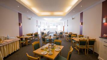 Petit déjeuner buffet (5 EUR par personne)