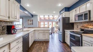 Jääkaappi, mikroaaltouuni, uuni, liesi