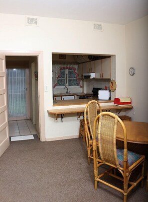 Apartment | In-room dining - Beach Mansion 3 (Margate)