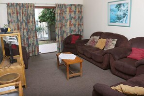 Apartment | Living room | LCD TV - Beach Mansion 3 (Margate)