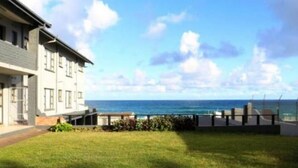 Un bâtiment moderne doté d’un balcon offrant une vue sur la côte.