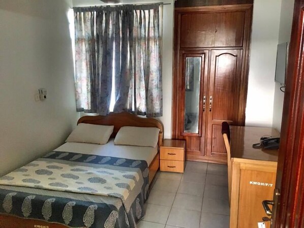 Kahden hengen standard-huone, 1 parisänky | Allergiatestatut vuodevaatteet, tallelokero huoneessa, työpöytä