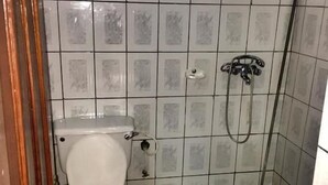 Phòng đôi Tiêu chuẩn, 1 giường đôi | Phòng tắm | Buồng tắm vòi sen, vòi sen phun mưa, đồ dùng nhà tắm miễn phí 