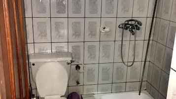 Kamar Double Standar, 1 Tempat Tidur Double | Kamar mandi | Shower, pancuran hujan, perlengkapan mandi gratis, dan handuk