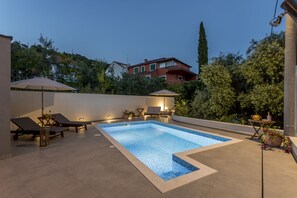 Piscine extérieure (ouverte en saison), parasols de plage