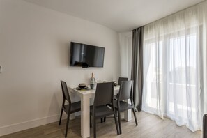 Apartment, Pool Access | 1 bedroom, in-room safe, desk, blackout drapes - 2nightStudios (Split)