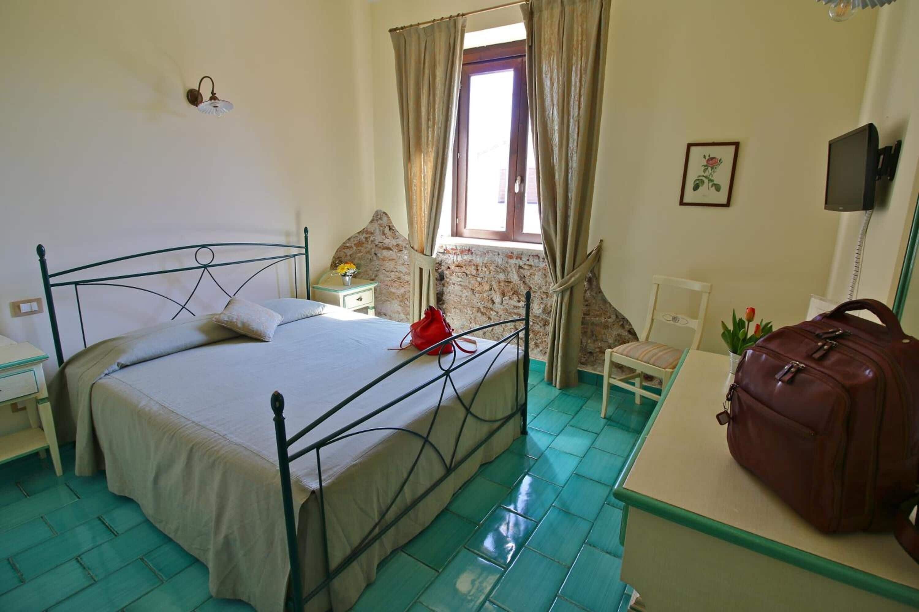 Family Room, Garden View | Desk, laptop workspace, WiFi (free), bed sheets