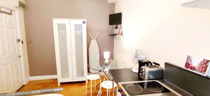 Réfrigérateur, micro-ondes, plaque de cuisson, bouilloire électrique