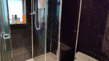 Íbúð | Baðherbergi | Sturta, sjampó