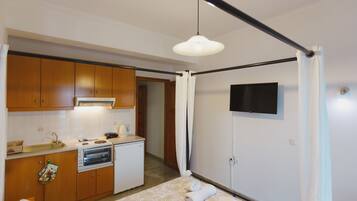 Horno, hervidor eléctrico, tostadora y utensilios de cocina