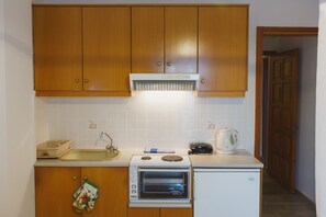 Horno, tetera/pava eléctrica, tostadora, utensilios de cocina