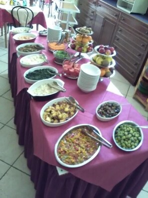 Free daily buffet breakfast