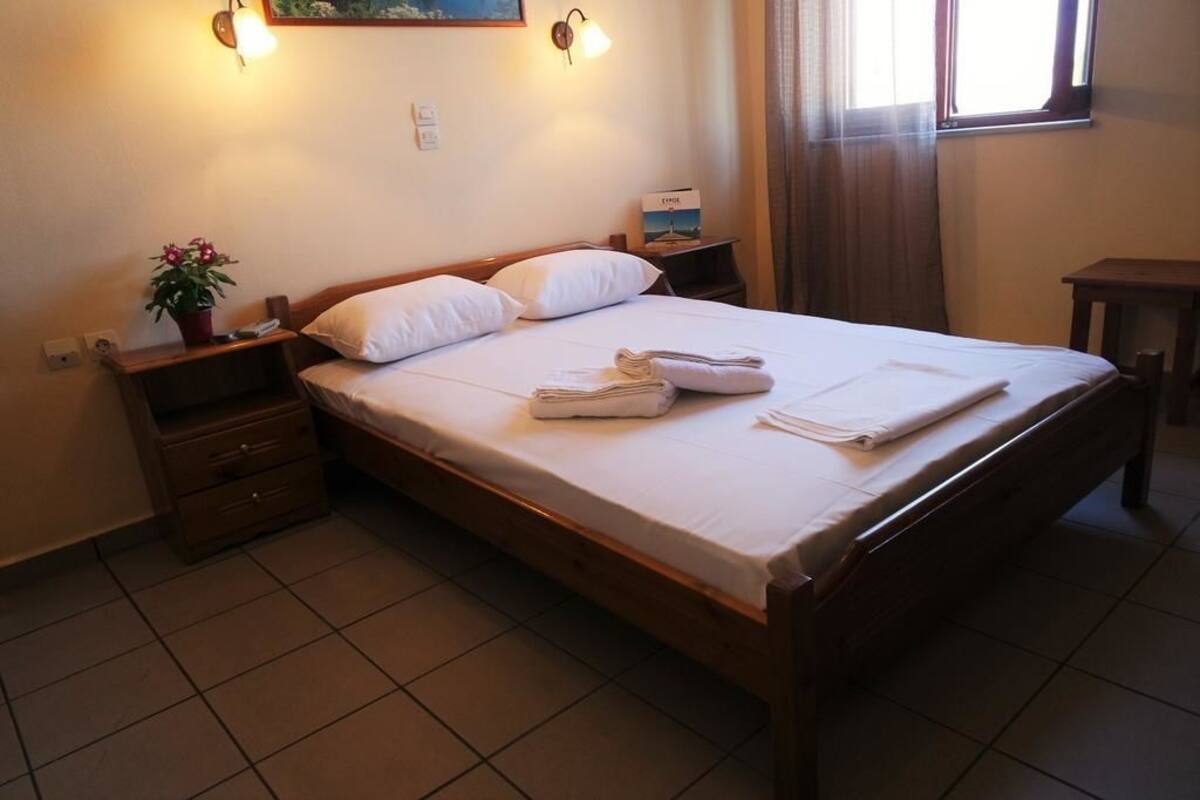 Studio | Desk, laptop workspace, soundproofing, rollaway beds