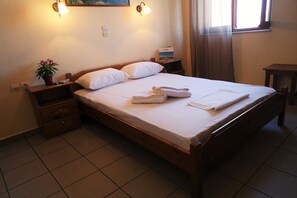 Studio | Schreibtisch, laptopgeeigneter Arbeitsplatz, schallisolierte Zimmer