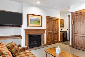 Una Smart TV, una chimenea