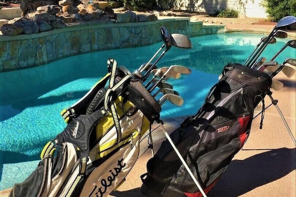 Una piscina al aire libre, una piscina climatizada