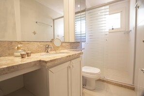 Shower, handuk,  dan tisu toilet