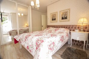 2 عدّة غرف نوم ومكواة/لوح كي وملاءات أسرّة