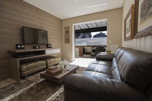 Apartemen | Ruang keluarga | TV layar datar