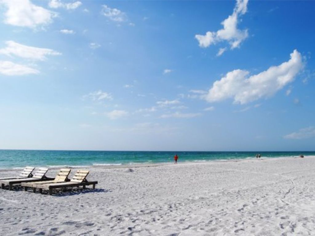 在海滩、沙滩椅