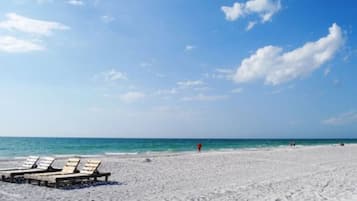 Plage, chaises longues
