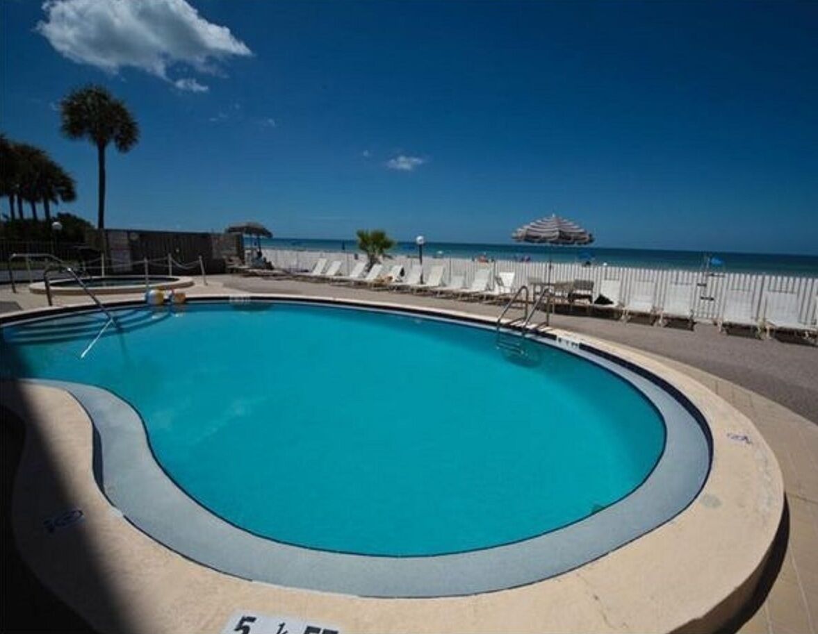 Una piscina al aire libre, una piscina climatizada