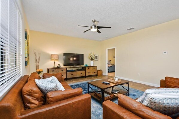Flat-screen TV, DVD player - ChampionsGate 5BR Pool Home (Davenport)