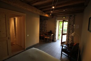 Habitación doble, con acceso para personas discapacitadas (La chambre des peintres) | Decoración personalizada, muebles diferentes y escritorio 