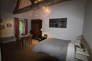 Double Room (La Basse-cour) | Individually decorated, individually furnished, desk, blackout drapes - La Côte Monsieur Chambres d'Hotes (Etivey)