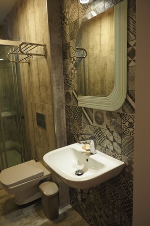 Traditional Double Room | Bathroom | Shower, free toiletries, hair dryer, slippers - Adabeyi Tenedos (Bozcaada)