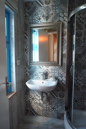 Traditional-Zimmer | Badezimmer | Dusche, kostenlose Toilettenartikel, Haartrockner, Hausschuhe