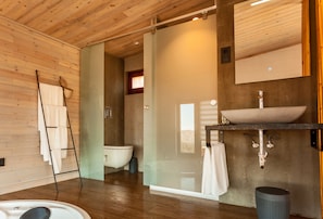 Family Room (2 adults + 2 children) | Bathroom | Shower, rainfall showerhead, hair dryer, bathrobes - Nidos de Carnota (Carnota)
