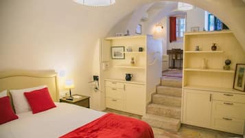 1 habitación, caja de seguridad en la habitación y muebles diferentes