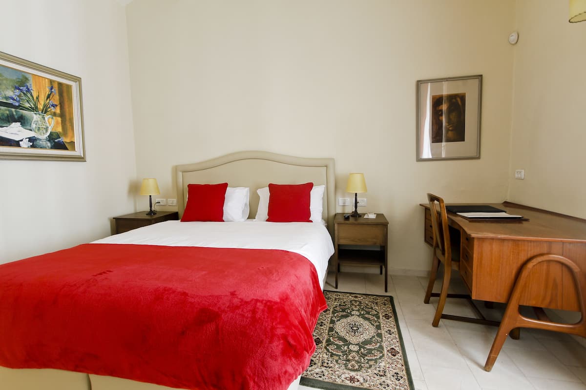 Deluxe Suite | 1 bedroom, in-room safe, desk, iron/ironing board (on request)
