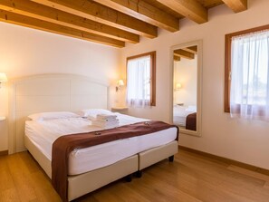 Desk, laptop workspace, free cots/infant beds, WiFi