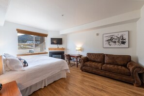 1 habitación, escritorio, tabla de planchar con plancha y wifi 