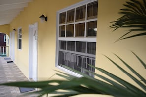 Vista frontal de la propiedad