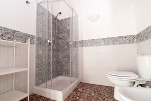 Kamar Keluarga | Kamar mandi | Shower, pancuran hujan, pengering rambut, dan kloset