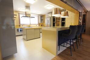 Apartment | Private kitchen | Fridge, oven, stovetop, electric kettle - My Home - Michelângelo (Gramado)