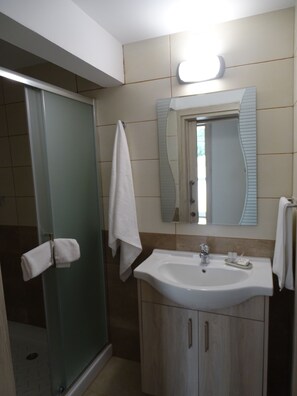 Dusche, kostenlose Toilettenartikel, Haartrockner, Bademäntel