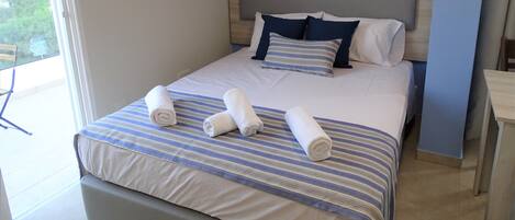 Minibar, individuell dekoriert, individuell eingerichtet, Schreibtisch