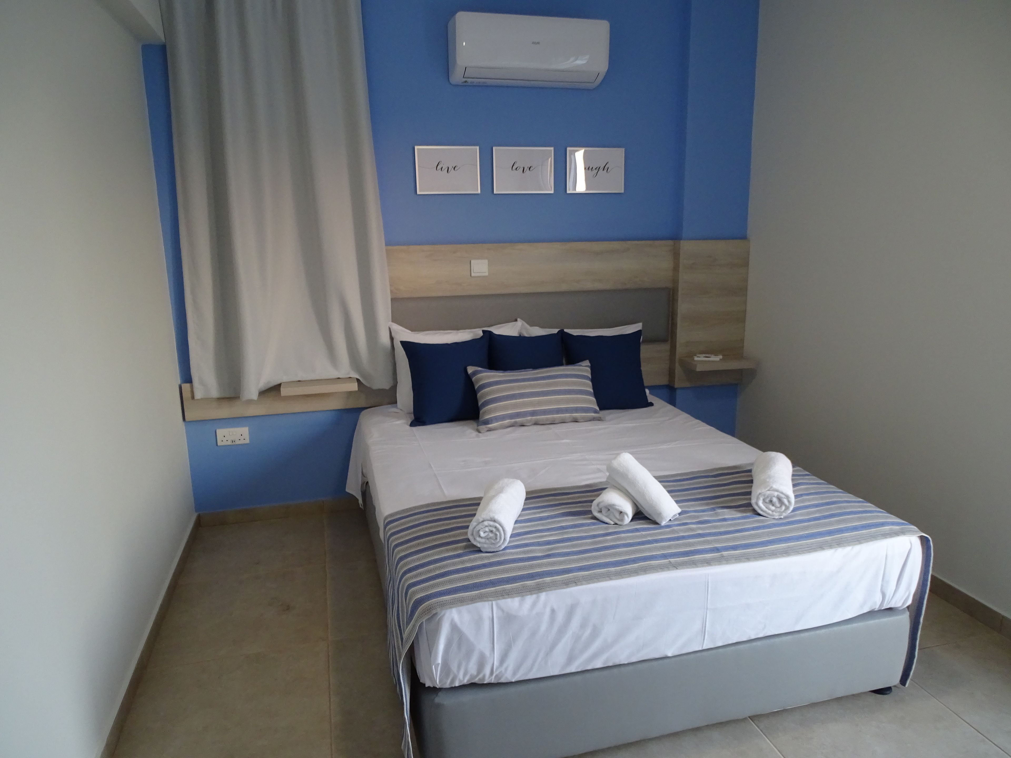 Deluxe Apartment, Mountain View | Living area | Smart TV