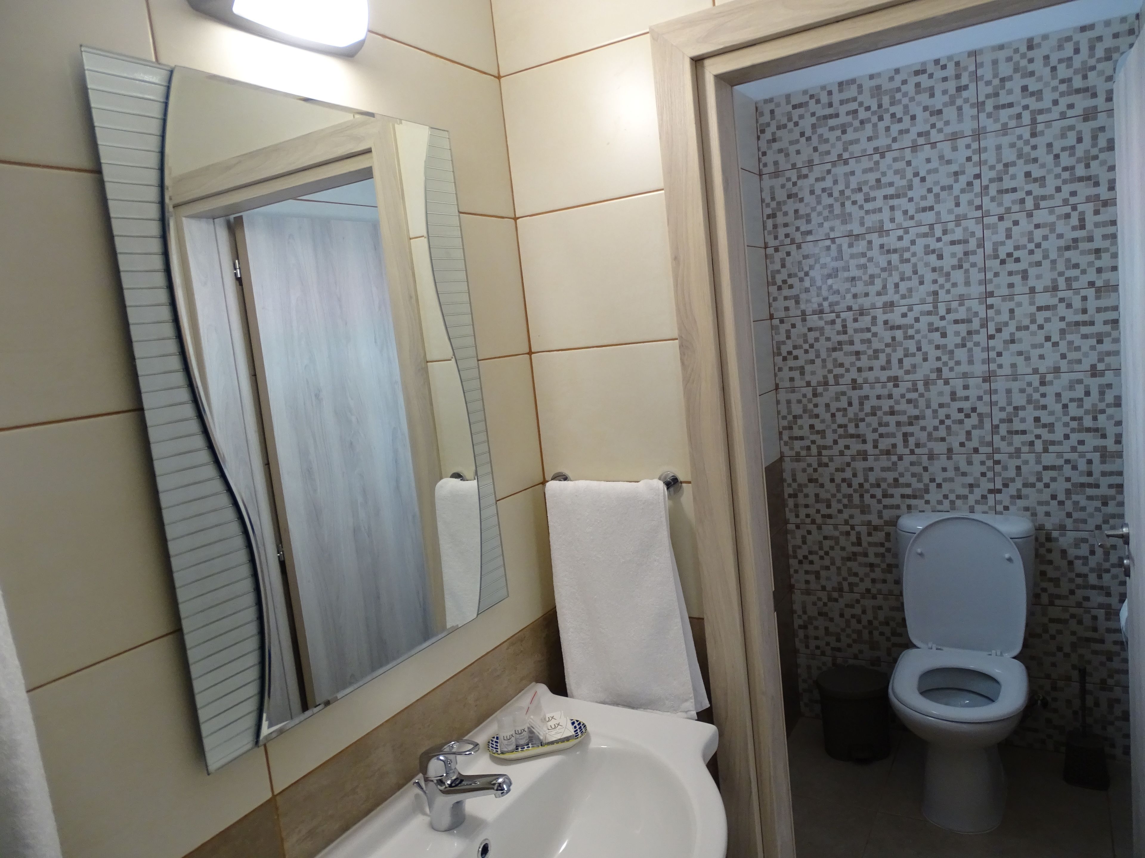 Ducha, artículos de tocador gratuitos, secador de pelo, batas