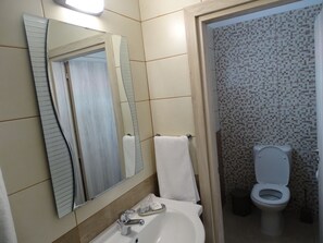 Shower, perlengkapan mandi gratis, pengering rambut, dan jubah mandi