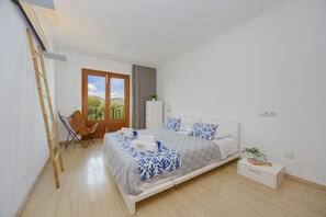 4 bedrooms, iron/ironing board, free WiFi, bed sheets