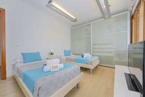 4 bedrooms, iron/ironing board, bed sheets