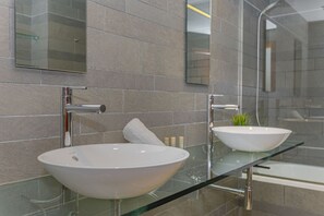 Bathtub, hair dryer, towels - Apartamento Ciutadella 1 (Puerto de Alcudia)