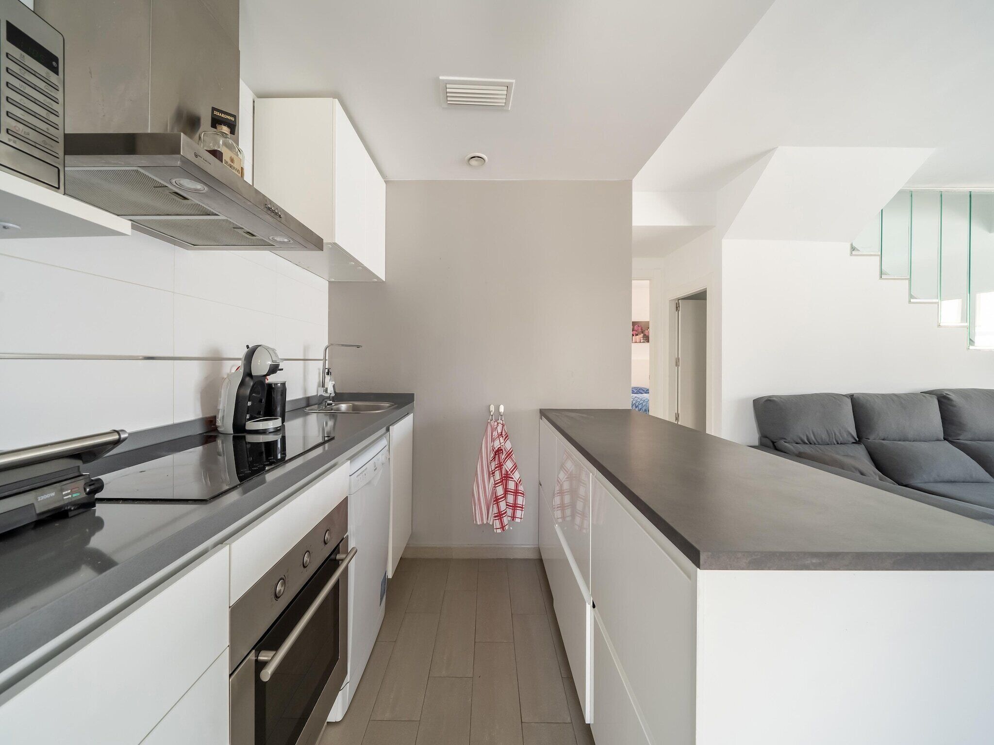 Réfrigérateur, plaque de cuisson, lave-vaisselle, cafetière/bouilloire